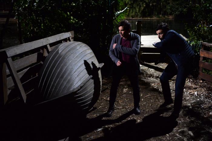 Ian Harding در صحنه سریال تلویزیونی دروغ گوهای کوچک زیبا به همراه Tyler Blackburn