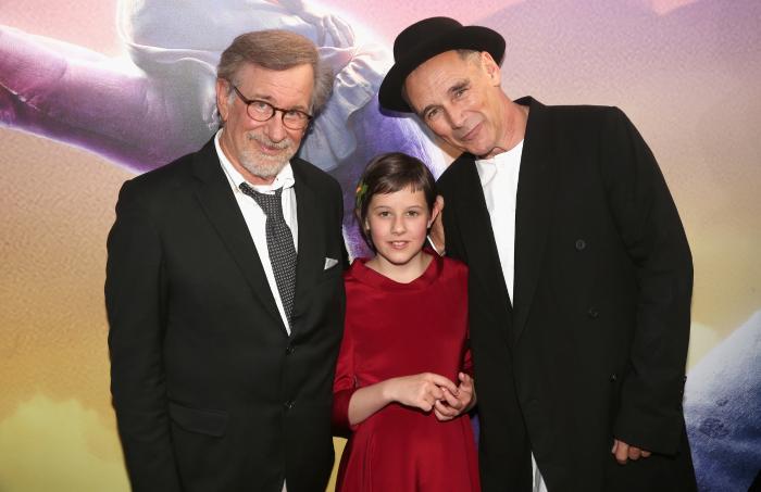 Ruby Barnhill در صحنه فیلم سینمایی غول بزرگ مهربون به همراه استیون اسپیلبرگ و مارک رایلنس