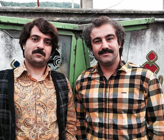 احمد مهران‌فر در پشت صحنه سریال تلویزیونی پایتخت ۴ به همراه محسن تنابنده