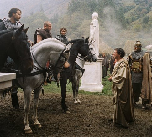 Hugh Dancy در صحنه فیلم سینمایی آرتور شاه به همراه ری وینستون، کن استات و کلایو اوون