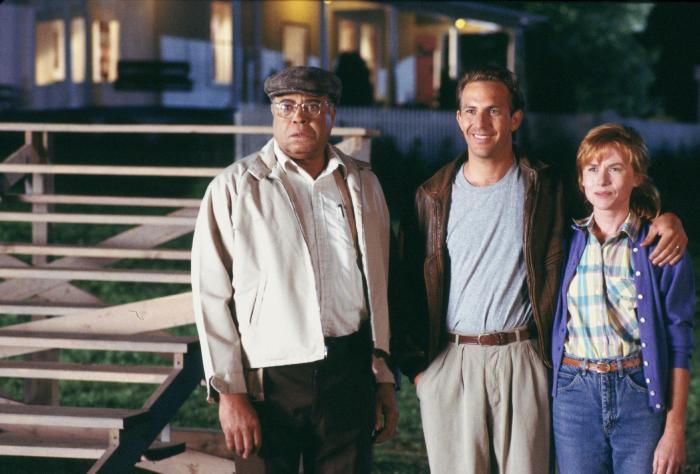 کوین کاستنر در صحنه فیلم سینمایی مزرعه رویاها به همراه جیمز ارل جونز و Amy Madigan