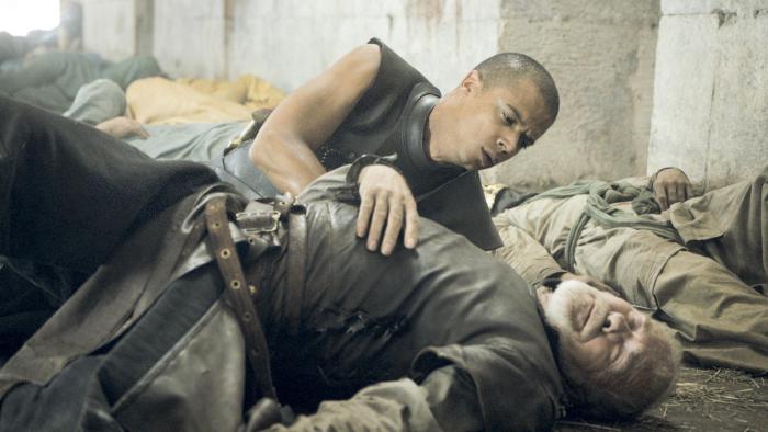 Jacob Anderson در صحنه سریال تلویزیونی بازی تاج و تخت به همراه ایان مک الینی