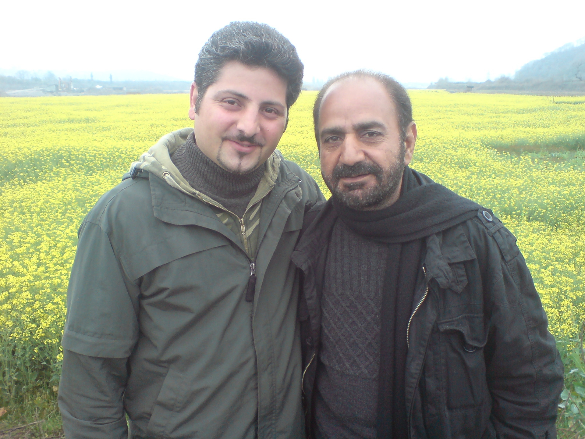 تصویری از مانی خرمشاهی، دستیار صحنه و بازیگر سینما و تلویزیون در حال بازیگری سر صحنه یکی از آثارش