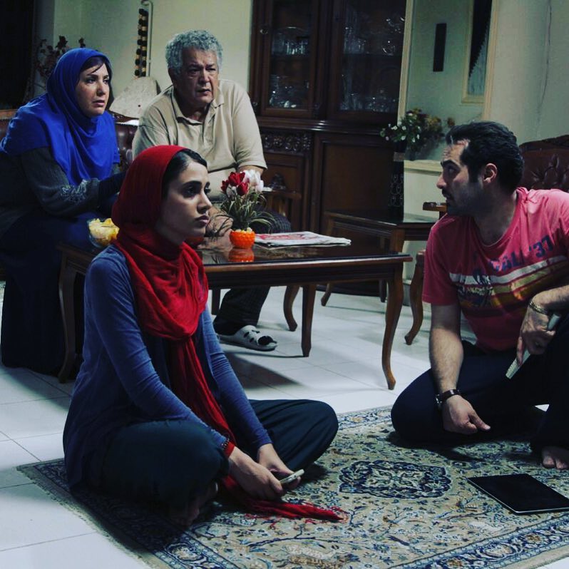 تصویری از رضا فیاضی، بازیگر و مهمان سینما و تلویزیون در حال بازیگری سر صحنه یکی از آثارش