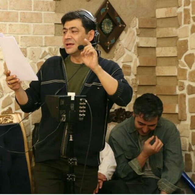 تصویری از فرهاد فخر بخش، تهیه کننده سینما و تلویزیون در حال بازیگری سر صحنه یکی از آثارش