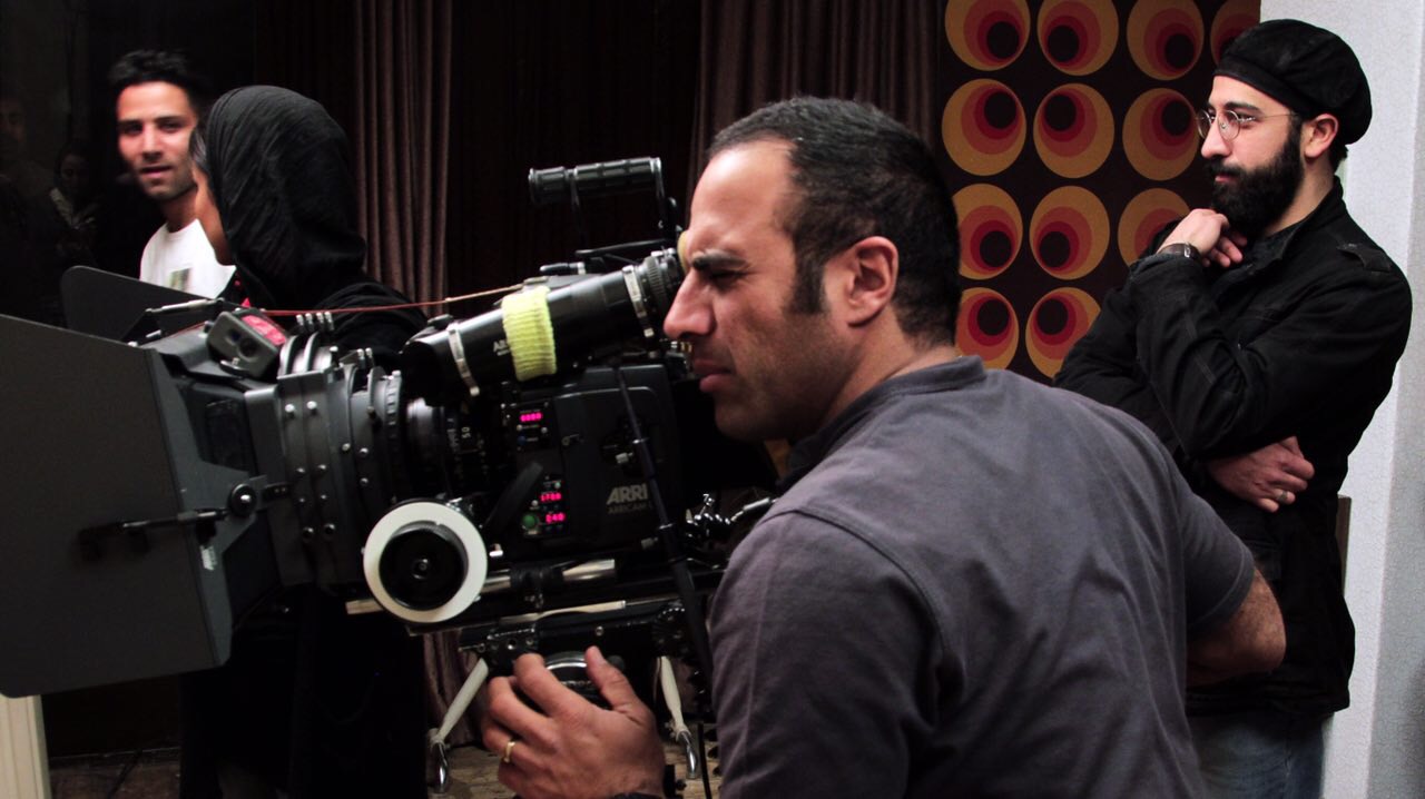 تصویری از میثم یوسفی، بازیگر و دستیار کارگردان سینما و تلویزیون در حال بازیگری سر صحنه یکی از آثارش