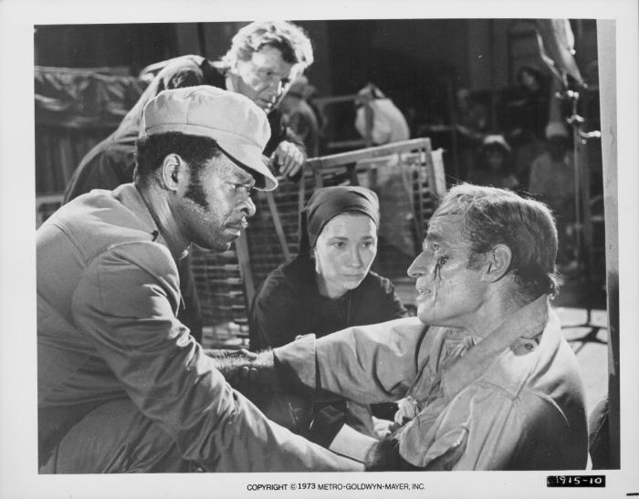 Brock Peters در صحنه فیلم سینمایی بیسکویت سبز به همراه Charlton Heston