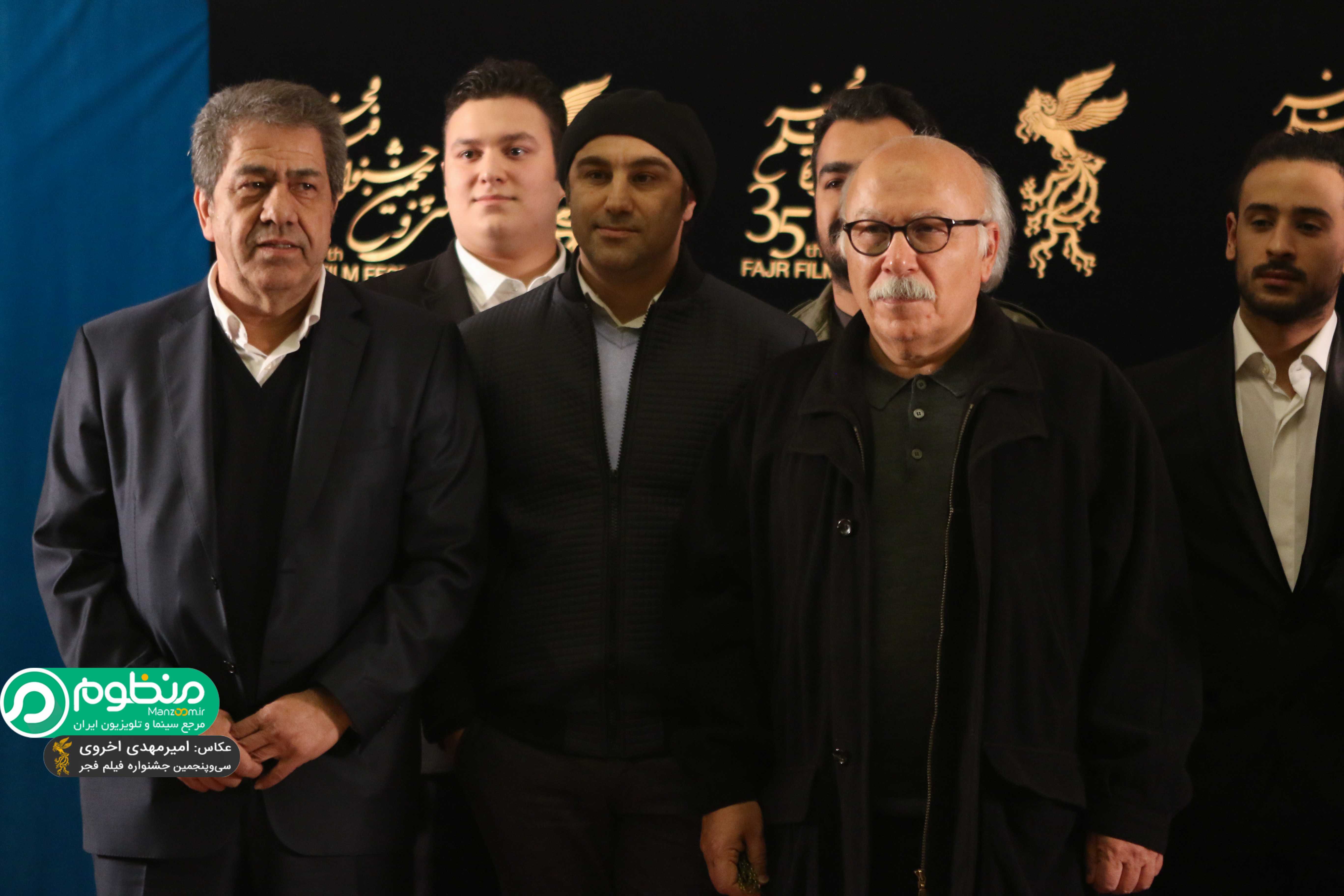 علیرضا داوودنژاد در فرش قرمز فیلم سینمایی فراری به همراه محسن تنابنده
