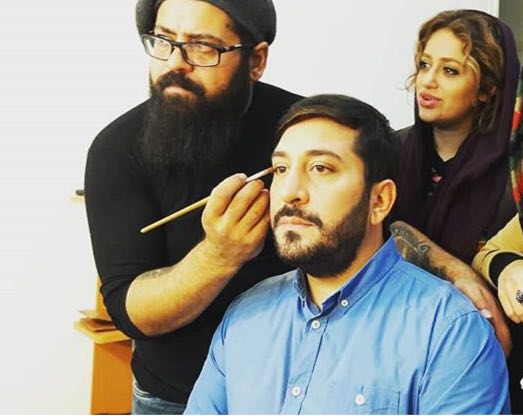 تصویری از بهرام علی اکبری، طراح گریم سینما و تلویزیون در حال بازیگری سر صحنه یکی از آثارش