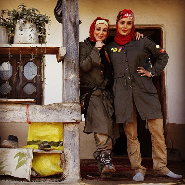 تصویری از الناز شاکردوست، بازیگر و طراح لباس سینما و تلویزیون در حال بازیگری سر صحنه یکی از آثارش