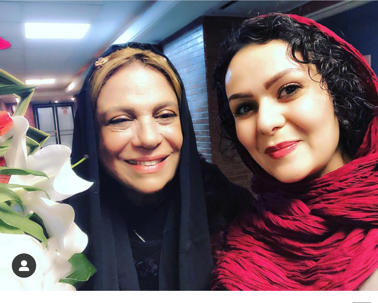 تصویری از هلن بهرامی، بازیگر و دستیار صحنه سینما و تلویزیون در حال بازیگری سر صحنه یکی از آثارش