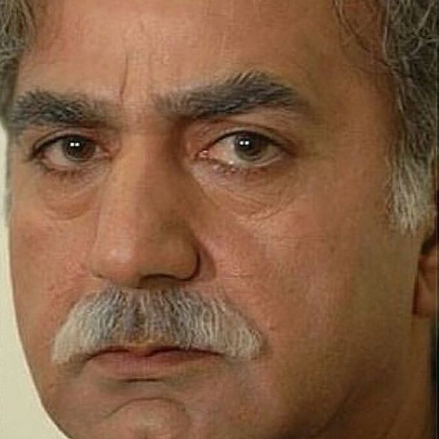 تصویری از پرویز پرستویی، بازیگر و تهیه کننده سینما و تلویزیون در حال بازیگری سر صحنه یکی از آثارش
