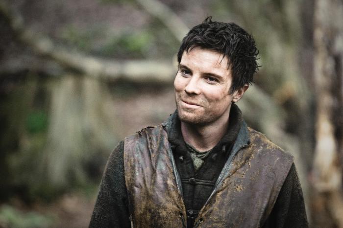 Joe Dempsie در صحنه سریال تلویزیونی بازی تاج و تخت