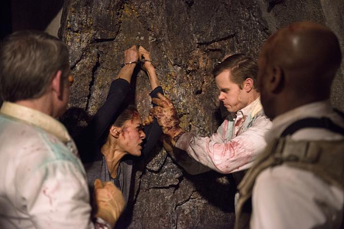 Lindsey Morgan در صحنه سریال تلویزیونی 100