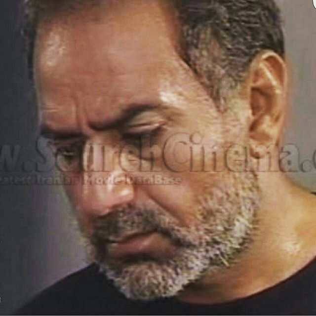 تصویری از پرویز پرستویی، بازیگر و تهیه کننده سینما و تلویزیون در حال بازیگری سر صحنه یکی از آثارش