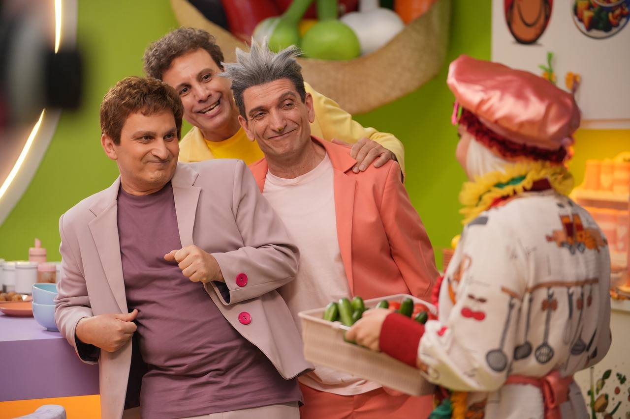  برنامه تلویزیونی دوقلوها در شهر پنج ستاره به کارگردانی جمشید بیات ترک