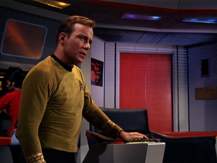 Nichelle Nichols در صحنه سریال تلویزیونی پیشتازان فضا به همراه William Shatner