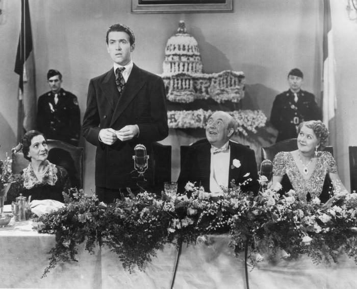 Beulah Bondi در صحنه فیلم سینمایی آقای اسمیت به واشنگتن می رود به همراه جیمزاستوارت، Ruth Donnelly و Guy Kibbee