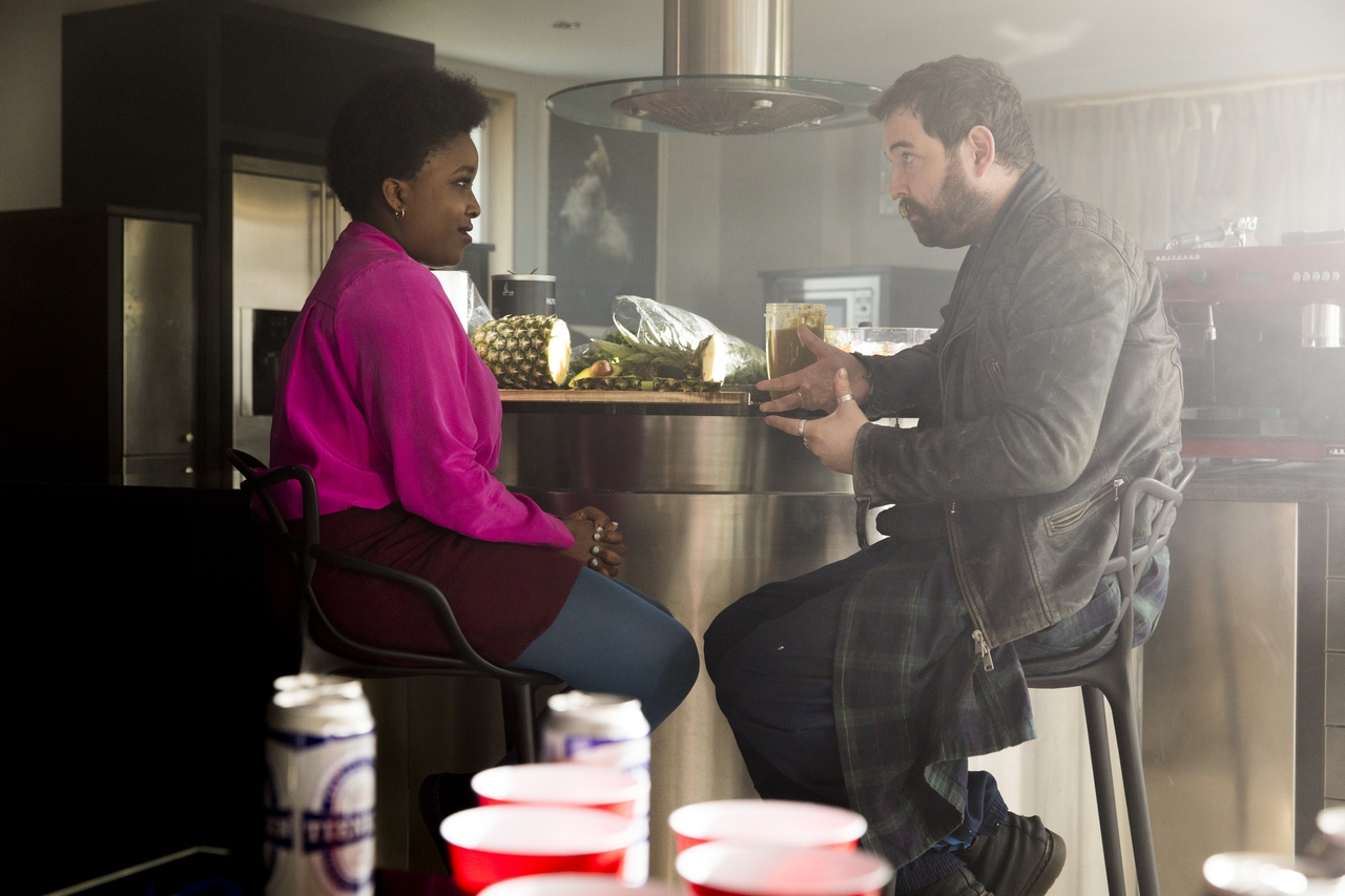 Lolly Adefope در صحنه سریال تلویزیونی Loaded به همراه Nick Helm