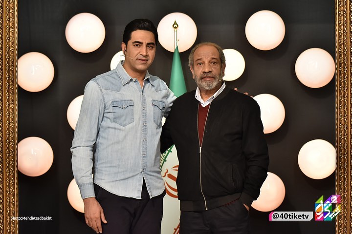 محمدرضا علیمردانی در صحنه برنامه تلویزیونی چهل تیکه به همراه داریوش فرهنگ