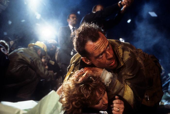 بونی بدلیا در صحنه فیلم سینمایی جان سخت به همراه بروس ویلیس