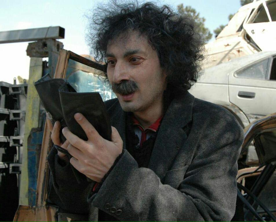 ارژنگ امیرفضلی در صحنه فیلم سینمایی دوازده صندلی