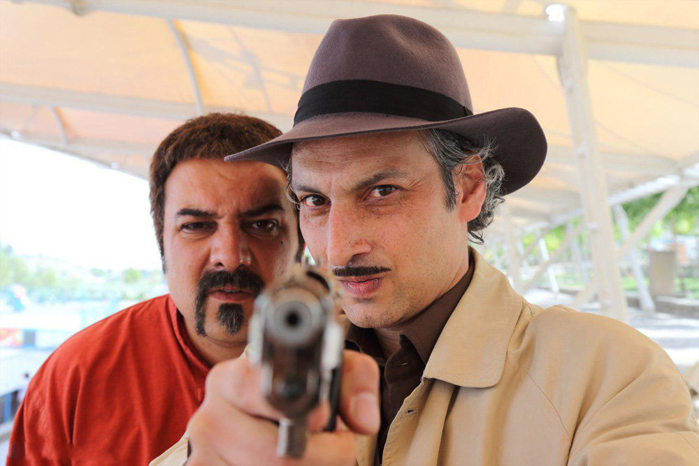 ارژنگ امیرفضلی در صحنه فیلم سینمایی قهرمانان کوچک به همراه برزو ارجمند