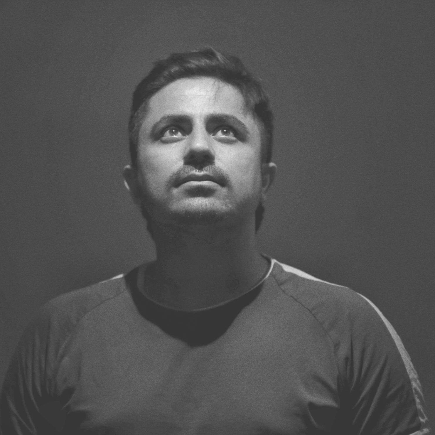 تصویری از میلاد ملکی، دستیار صدابردار و بازیگر سینما و تلویزیون در حال بازیگری سر صحنه یکی از آثارش