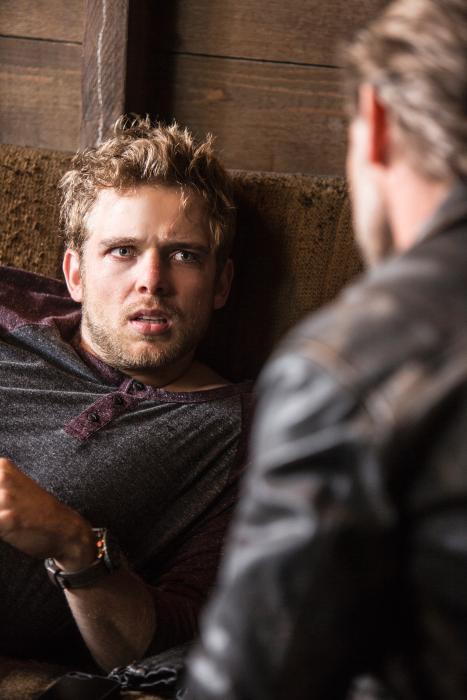 مایکل اکلند در صحنه سریال تلویزیونی متل بیتز به همراه Max Thieriot