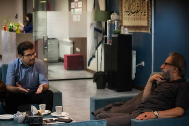 تصویری از مهدی سهرابی، مجری طرح و نویسنده سینما و تلویزیون در پشت صحنه یکی از آثارش