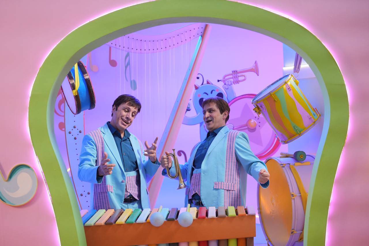  برنامه تلویزیونی دوقلوها در شهر پنج ستاره به کارگردانی جمشید بیات ترک