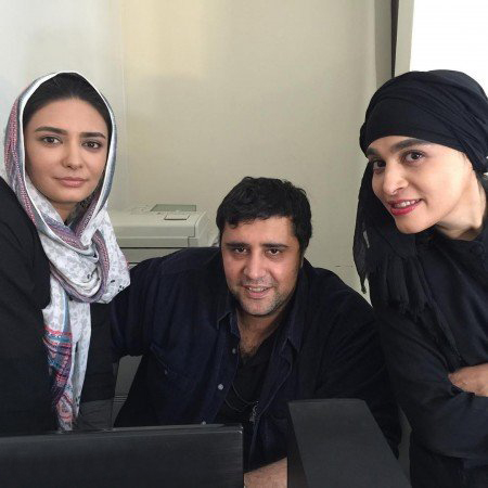 لیندا کیانی در پشت صحنه سریال تلویزیونی پشت‌بام تهران به همراه سعید نعمت‌الله و اندیشه فولادوند