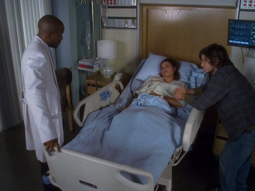 جورنی اسمولت بل در صحنه سریال تلویزیونی دکتر هاوس به همراه Raviv Ullman و عمر اپس