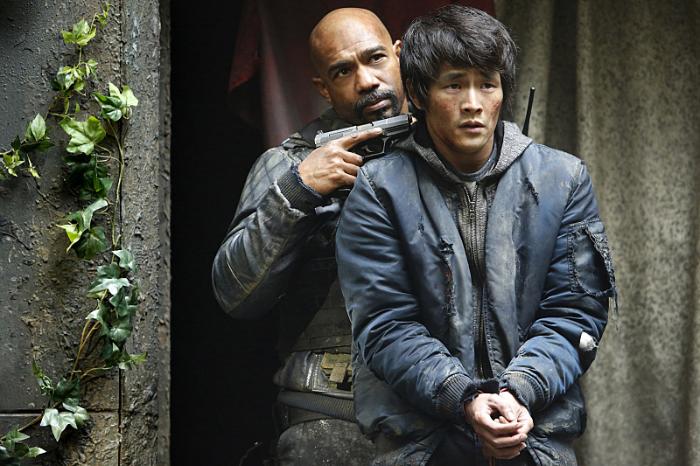 Christopher Larkin در صحنه سریال تلویزیونی 100 به همراه Michael Beach