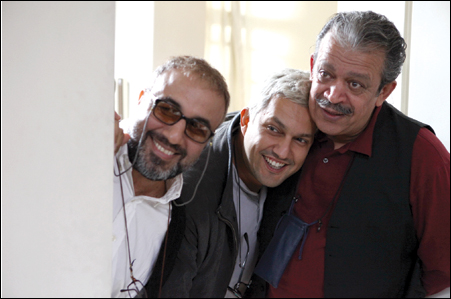 حسن پورشیرازی در صحنه فیلم سینمایی چه خوبه که برگشتی به همراه رضا عطاران و حامد بهداد