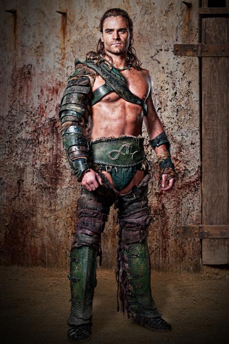 Dustin Clare در صحنه سریال تلویزیونی اسپارتاکوس: خدایان میدان نبرد
