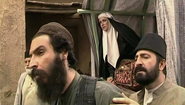 فرحناز منافی‌ظاهر در صحنه سریال تلویزیونی روزگار قریب به همراه مهران رجبی