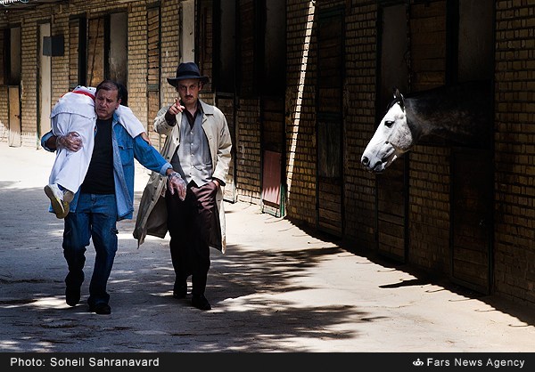 ارژنگ امیرفضلی در صحنه فیلم سینمایی قهرمانان کوچک به همراه افشین سنگ‌چاپ