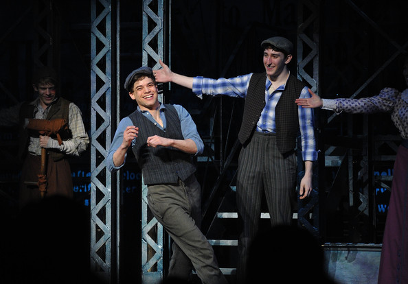 Ben Fankhauser در صحنه فیلم سینمایی Disney's Newsies the Broadway Musical به همراه جرمی جردن