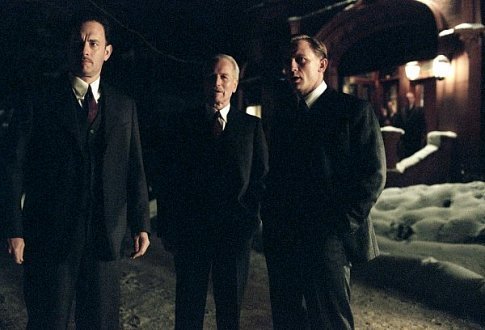 دنیل کریگ در صحنه فیلم سینمایی جاده ای به سوی تباهی به همراه تام هنکس و پل نیومن