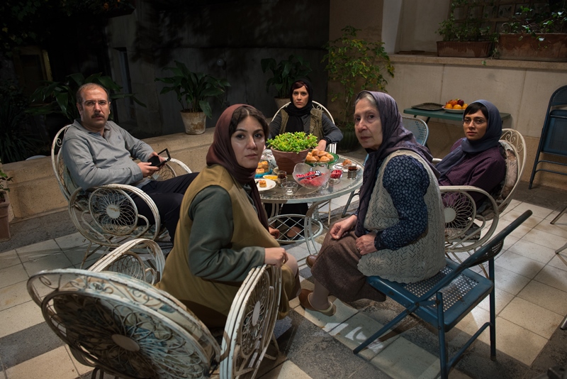 محمد بحرانی در صحنه فیلم سینمایی نزدیک‌تر به همراه نازنین فراهانی، شیرین یزدان‌بخش، ستاره اسکندری و پگاه آهنگرانی