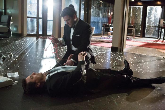 کالین دونل در صحنه سریال تلویزیونی پیکان به همراه جان بارومن