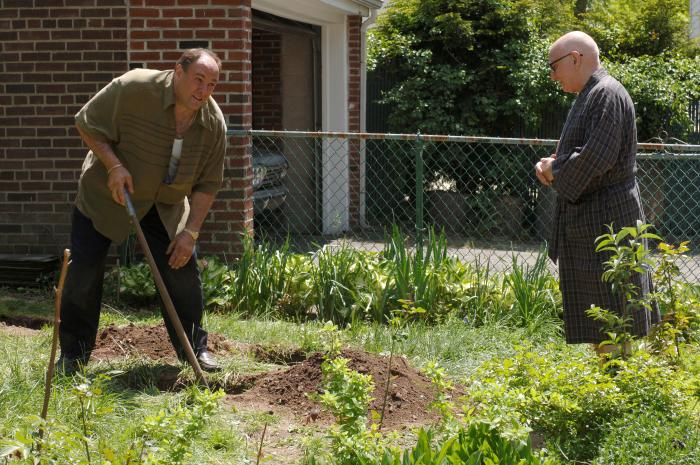 Dominic Chianese در صحنه سریال تلویزیونی سوپرانوز به همراه James Gandolfini