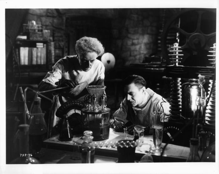 Ernest Thesiger در صحنه فیلم سینمایی The Bride of Frankenstein به همراه Colin Clive