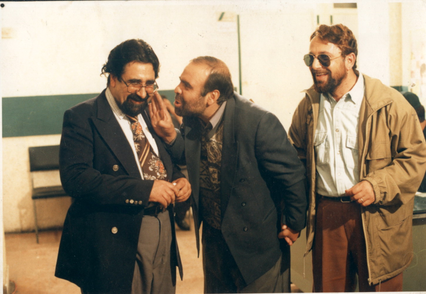 تصویری از محمد رجایی، کارگردان و بازیگر سینما و تلویزیون در حال بازیگری سر صحنه یکی از آثارش