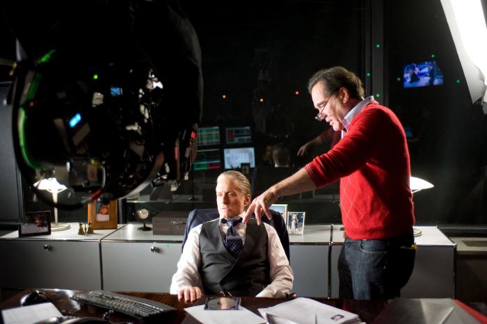 الیور استون در صحنه فیلم سینمایی وال استریت: پول هرگز نمی خوابد به همراه مایکل داگلاس