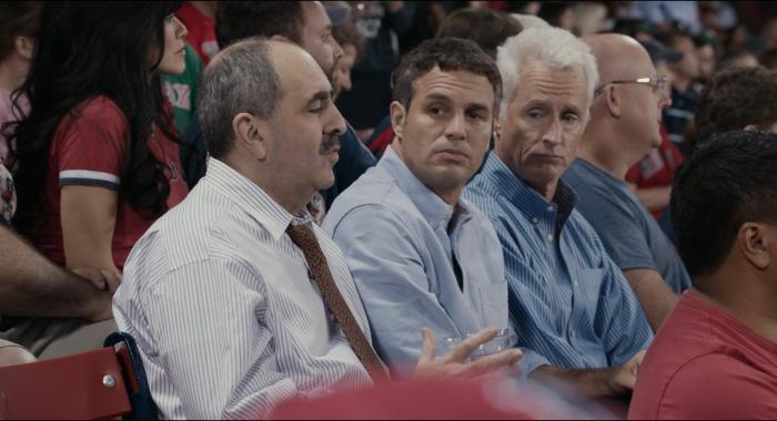 Gene Amoroso در صحنه فیلم سینمایی افشاگر به همراه جان اسلتری و مارک روفالو