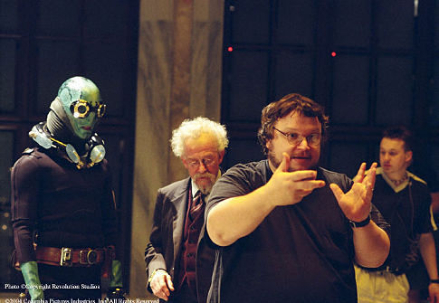 گیلرمو دل تورو در صحنه فیلم سینمایی پسر جهنمی به همراه داگ جونز و جان هرت