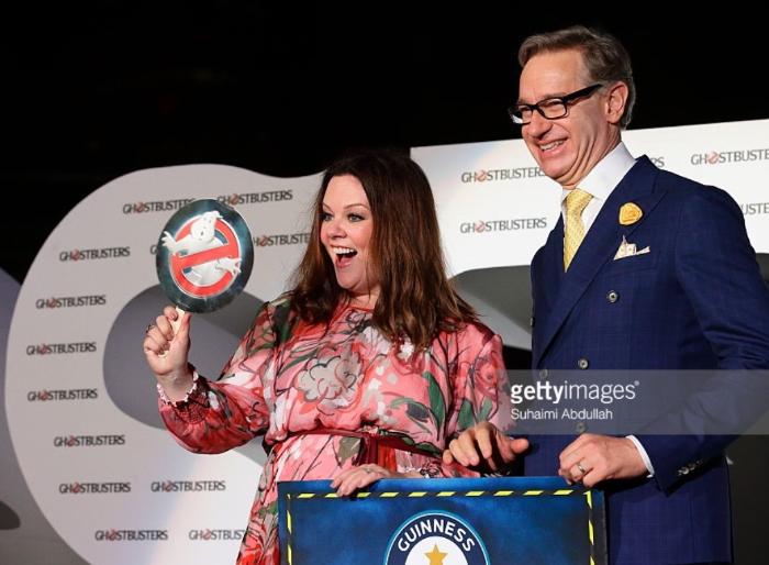 Paul Feig در صحنه فیلم سینمایی شکارچیان ارواح به همراه ملیسا مک کارتی