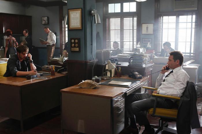 دیوید دوکاونی در صحنه سریال تلویزیونی آکواریس به همراه Grey Damon